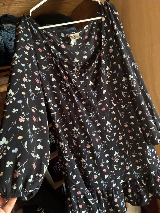 H&M Dresses & Skirts - H&M Black Floral Puff-Sleeve Tunic